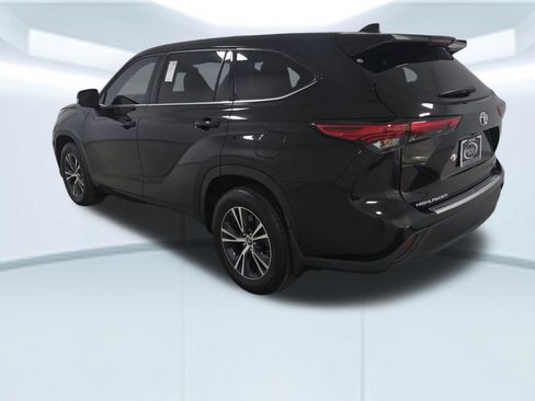 Used 2022 Toyota Highlander LE FWD image 4