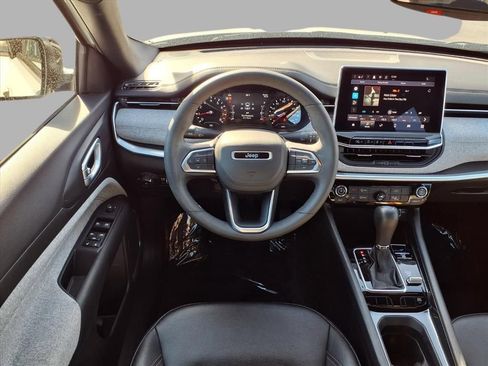 Used 2024 Jeep Compass Latitude image 4