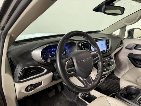 Used 2021 Chrysler Pacifica Touring-L AWD/4WD image 18
