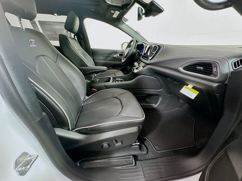 New 2026 Chrysler Pacifica Limited w/ S Appearance Package FWD image 24
