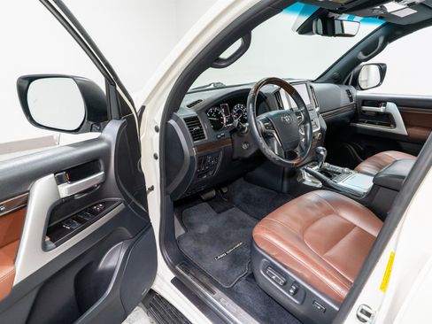 Used 2018 Toyota Land Cruiser image 12