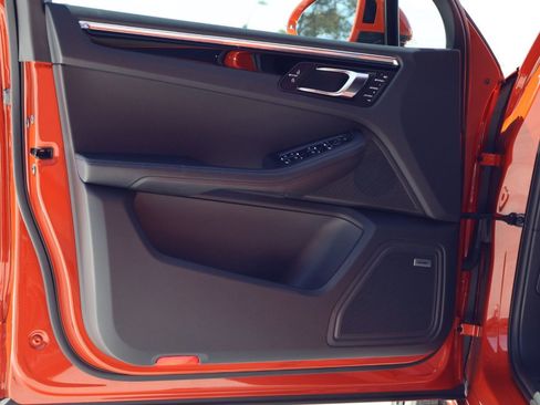 Certified 2025 Porsche Macan image 13