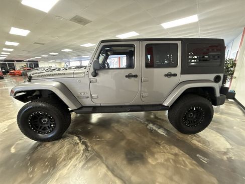 Used 2018 Jeep Wrangler Unlimited Sahara AWD/4WD image 4