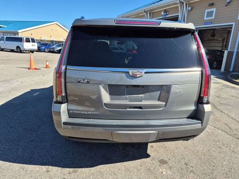 Used 2017 Cadillac Escalade Premium Luxury image 4