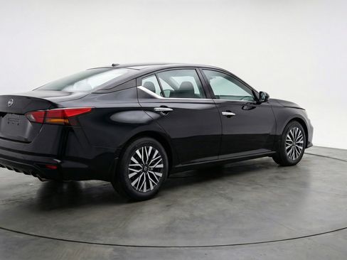 Used 2025 Nissan Altima 2.5 SV FWD image 9