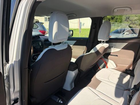 Used 2015 Jeep Renegade Latitude FWD image 19