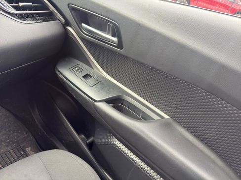 Used 2020 Toyota C-HR Limited image 17