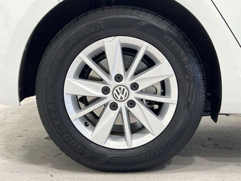 Used 2019 Volkswagen Golf S image 10
