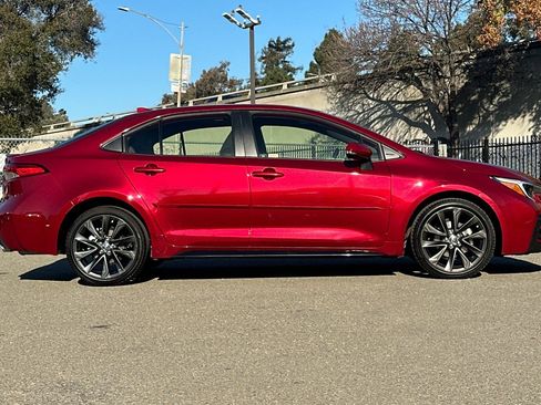 Used 2025 Toyota Corolla SE image 3