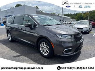 Used 2023 Chrysler Pacifica Touring-L FWD video 1