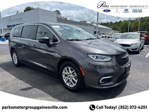 Used 2023 Chrysler Pacifica Touring-L FWD image 1