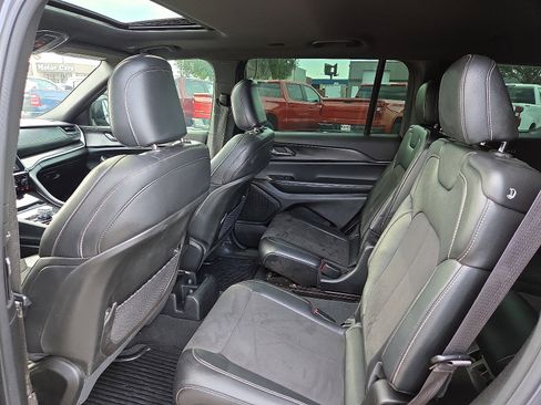 Used 2023 Jeep Grand Cherokee L Laredo image 9