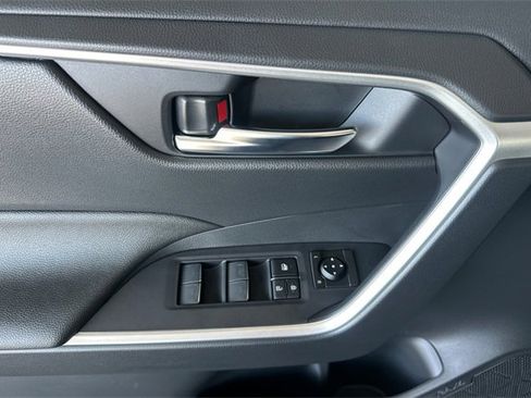 Used 2025 Toyota RAV4 SE image 9