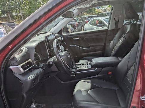 Used 2022 Toyota Highlander XLE AWD/4WD image 14