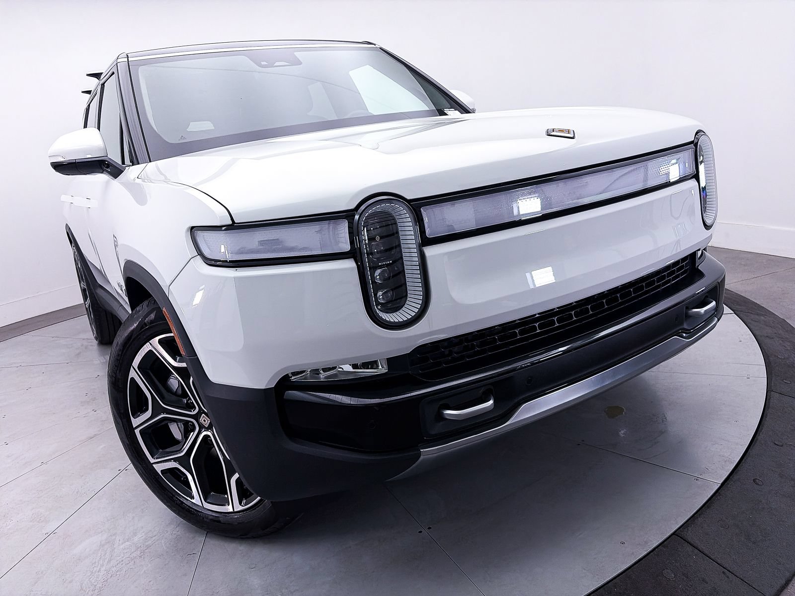 Used 2024 Rivian R1S Adventure Dual AWD/4WD image 9