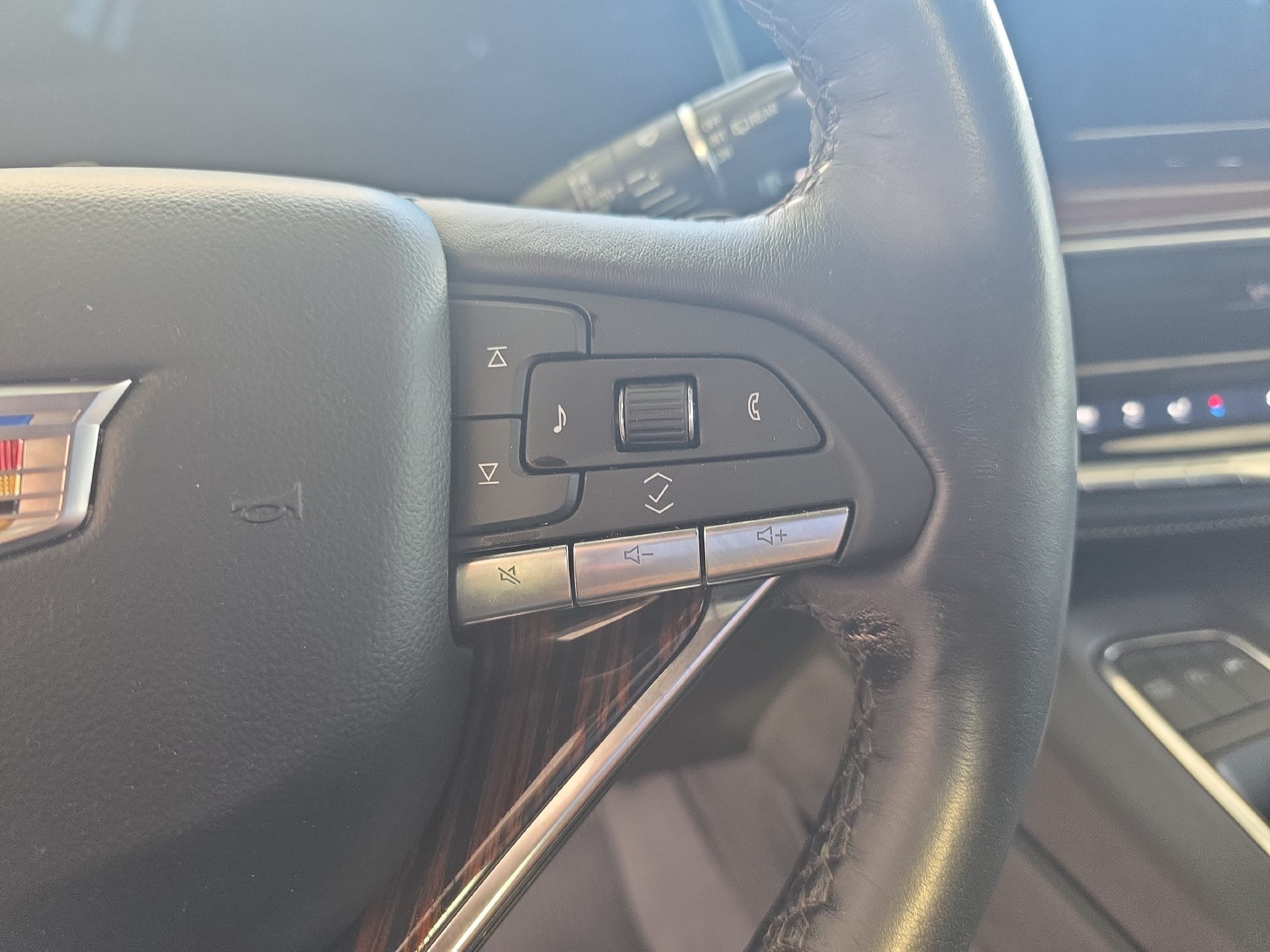 Used 2024 Cadillac Escalade Premium Luxury RWD image 18