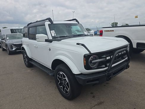 Used 2024 Ford Bronco Outer Banks AWD/4WD image 3