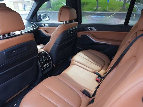 Used 2022 BMW X7 xDrive40i w/ M Sport Package AWD/4WD image 13