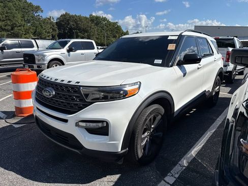 Used 2023 Ford Explorer XLT w/ Equipment Group 202A AWD/4WD image 8