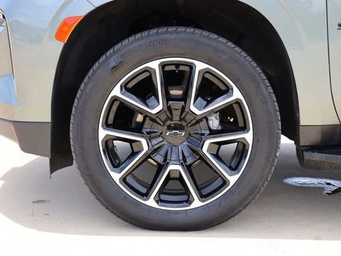 Used 2023 Chevrolet Suburban RST w/ Luxury Package AWD/4WD image 9