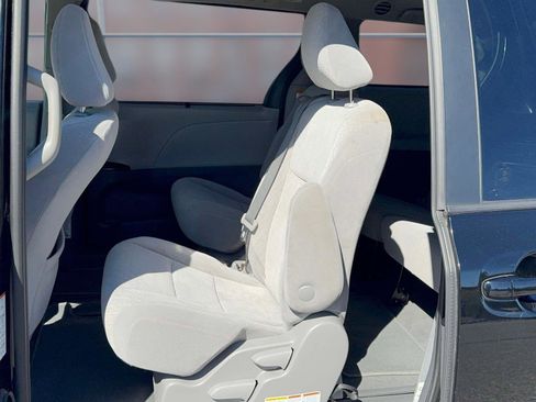 Used 2020 Toyota Sienna LE w/ Cargo Management Package image 11