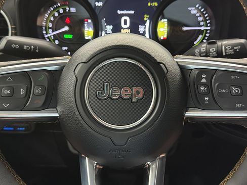 Used 2024 Jeep Wrangler Unlimited Sahara w/ Technology Group AWD/4WD image 28