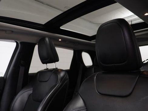 Used 2019 Jeep Cherokee Latitude Plus w/ Comfort/Convenience Group image 12