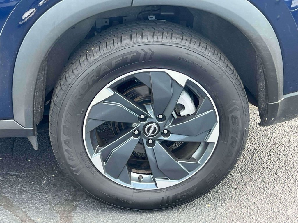 Used 2024 Nissan Rogue SV AWD/4WD image 11