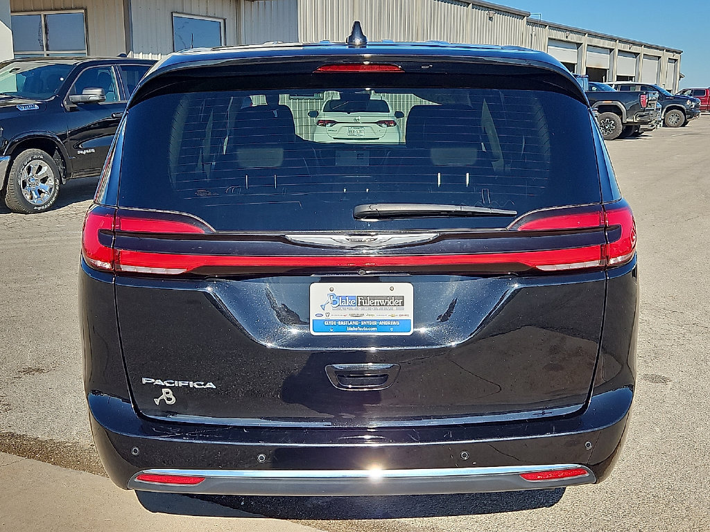 Used 2024 Chrysler Pacifica Touring-L FWD image 6