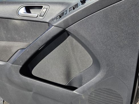 Used 2014 Volkswagen Tiguan S image 23
