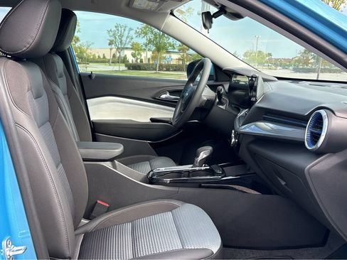 Used 2025 Chevrolet Trax LT FWD image 25