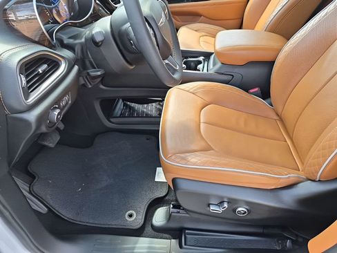 Used 2023 Chrysler Pacifica Pinnacle image 32