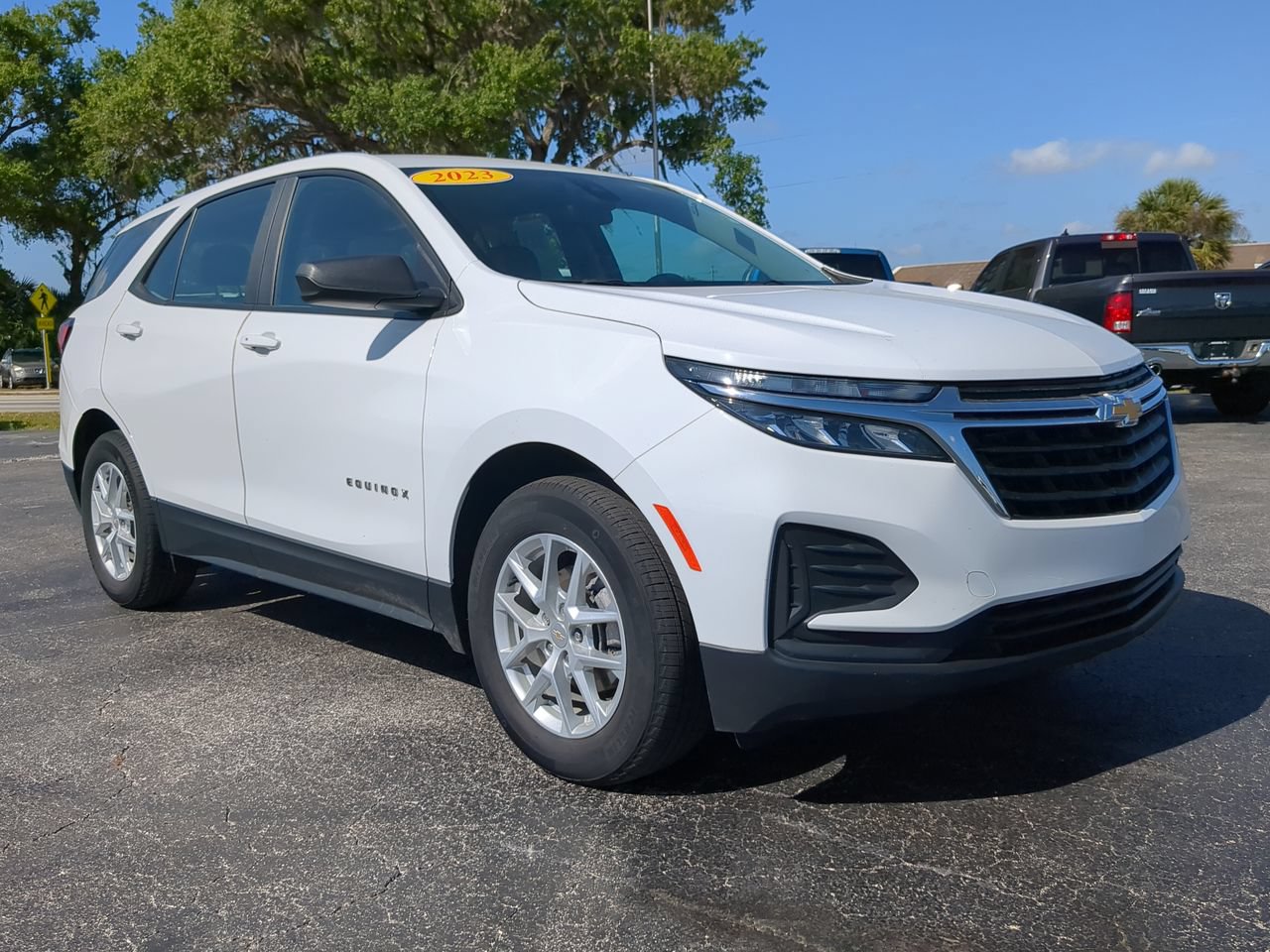 Used 2023 Chevrolet Equinox LS FWD image 2