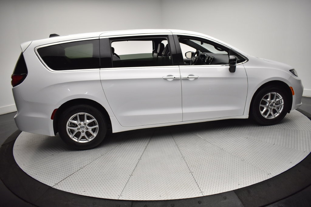 Used 2025 Chrysler Pacifica Select FWD image 4