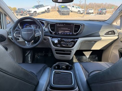 Used 2024 Chrysler Pacifica Touring-L image 13