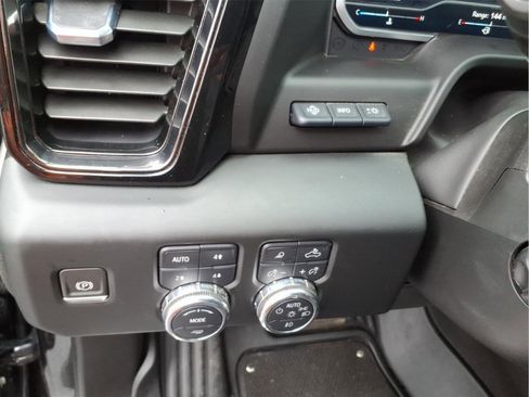 Used 2022 GMC Sierra 1500 AT4 w/ AT4 Premium Package image 19