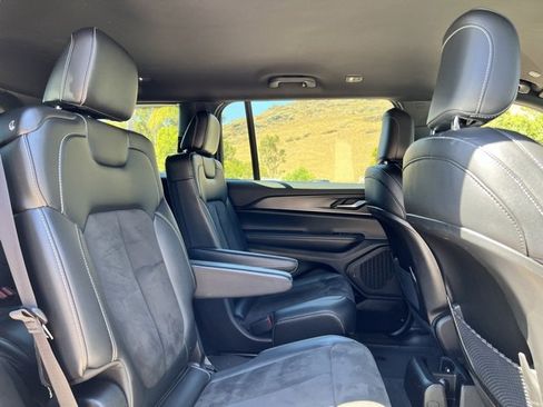 Used 2023 Jeep Grand Cherokee L Laredo image 45