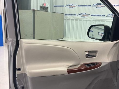 Used 2011 Toyota Sienna XLE image 13