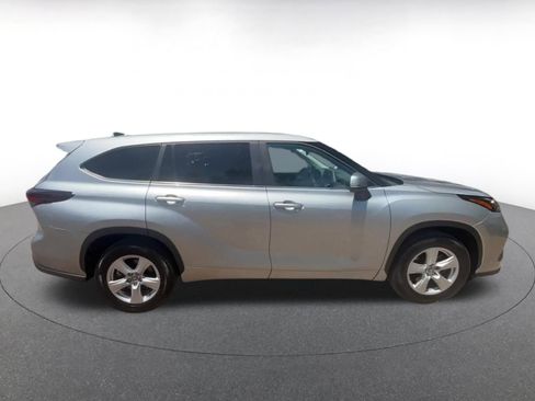 Used 2025 Toyota Highlander LE FWD image 16