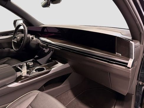 Used 2025 Cadillac Escalade ESV Premium Luxury image 28