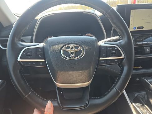Used 2023 Toyota Highlander XLE image 17