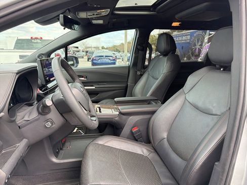 Used 2025 Toyota Sienna Limited image 9