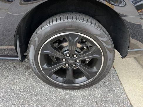 Used 2024 Ford Expedition Limited image 5