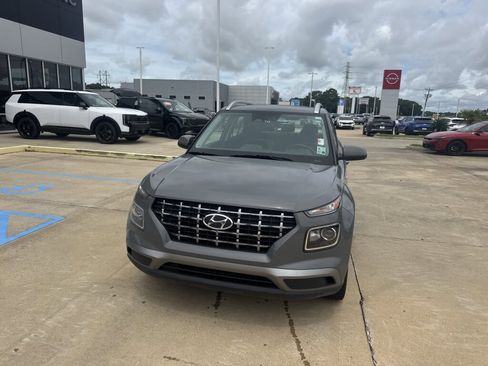 Used 2023 Hyundai Venue SEL FWD image 5