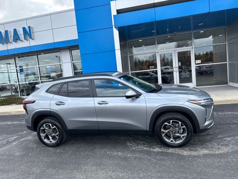 Used 2025 Chevrolet Trax LT w/ Driver Confidence Package image 2