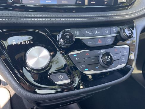 Used 2024 Chrysler Pacifica Touring-L w/ S Appearance Package image 34