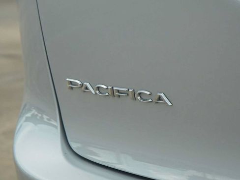 Used 2024 Chrysler Pacifica Touring-L FWD image 8
