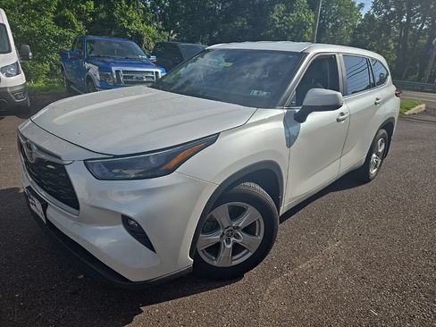 Used 2023 Toyota Highlander LE AWD/4WD image 3