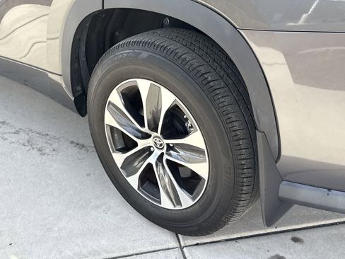 Used 2021 Toyota Highlander XLE image 8