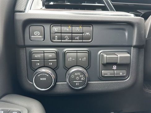 New 2026 Chevrolet Suburban Premier w/ Sun And Tow Package AWD/4WD image 33